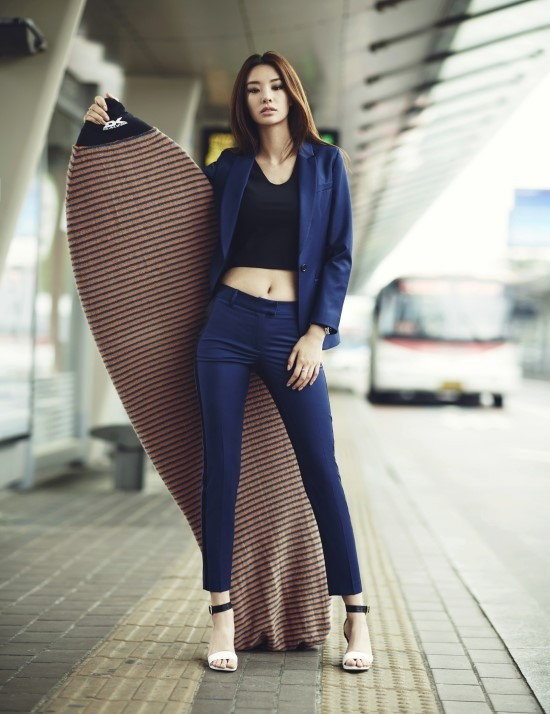 > Cô để lại ấn tượng với khán giả qua vai diễn trong tác phẩm Yongpal cùng Kim Tae Hee và Joo Won. Sở hữu chiều cao ấn tượng 1,77 m, Lee là gương mặt quen thuộc trên các tạp chí thời trang của Hàn Quốc.