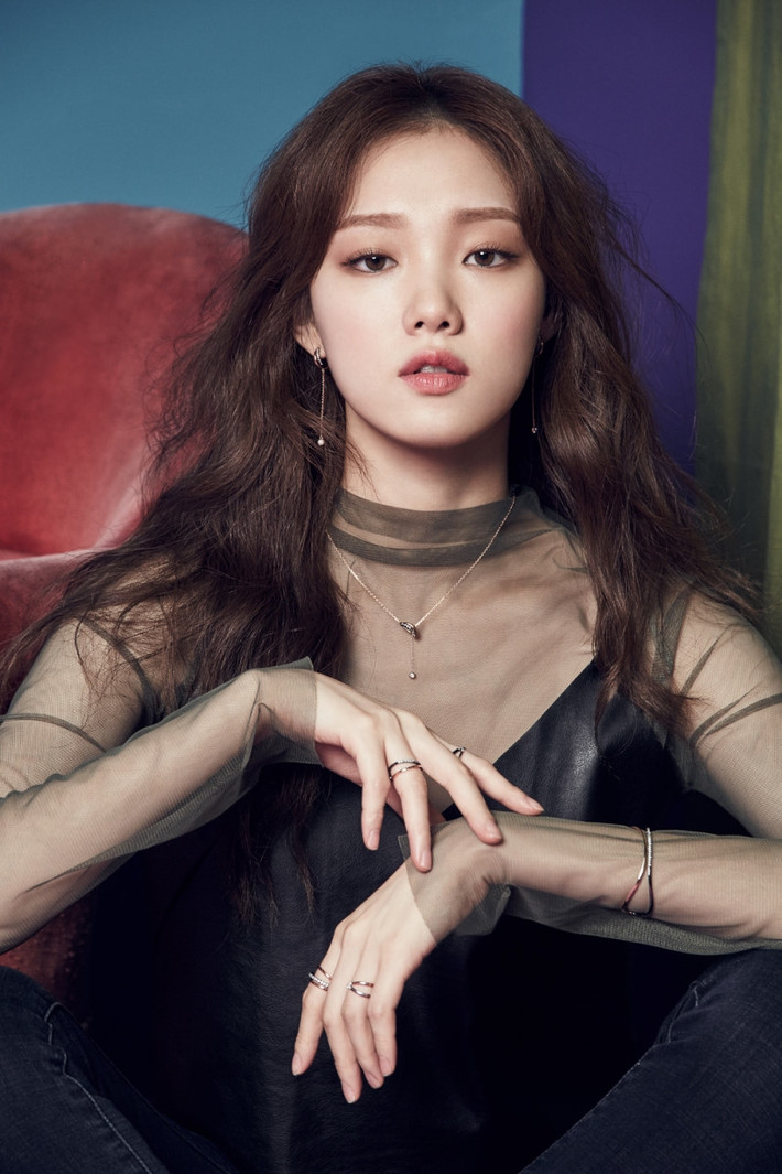 Lee Sung Kyung nổi tiếng với khuôn mặt xinh đẹp và thân hình cân đối. Bạn gái cũ của "Thủy thần" Nam Joo Hyuk được nhiều khán giả biết tới qua các phim It's Ok It's Love, Cheese in the trap, Tiên nữ cử tạ.
