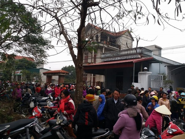 Hiện nghi phạm gây án Nguyễn Minh Hùng vẫn đang được điều trị tại bệnh viện, với sự giám sát chặt chẽ của cơ quan công an, đồng thời phía công an cũng đến bệnh viện lấy lời khai ban đầu. Người dân nơi đây cho biết, chưa bao giờ họ chứng kiến vụ việc tang thương đến thế.