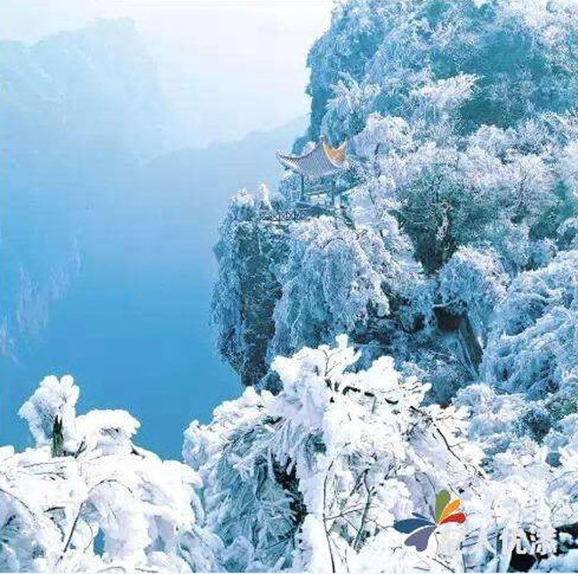 Tuyết phủ kín mọi nơi, từ nhành cây ngọn cỏ, mái nhà cho tới những cây cầu bắc ngang sông, trên đỉnh những ngọn núi hùng vĩ.