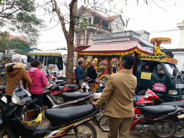 Một người đàn ông (là bạn của Hùng) kể: “Tôi được biết, tối hôm qua Th. là người cuối cùng ra kho bạc rút tiền (6,3 triệu đồng) cho nhà trường, do cô này trong công đoàn. Ai ngờ sáng nay tôi nghe tin đau lòng quá. Tôi cũng không thể hiểu gia đình này có gì mâu thuẫn hay không”. Ảnh: Xe tang chở thi hài các nạn nhân đi hỏa táng.
