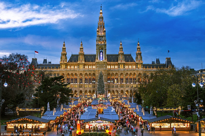Theo National Geographic, Vienna - thủ đô cổ kính của Áo là nơi hoàn hảo để uống thưởng thức rượu vang nóng và trượt băng trong kỳ nghỉ đông.