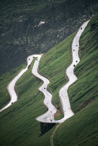 Furka Pass là con đường trên dãy núi Alps của Thụy Sĩ. Con đường uốn cong này tạo ra một khung cảnh lạ thường.