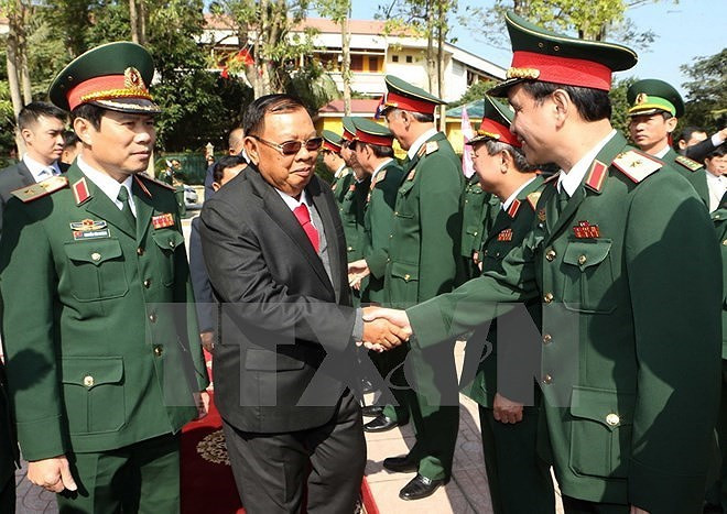 Đến thăm và nói chuyện thân mật với cán bộ, chiến sỹ Quân khu 4, tại thành phố Vinh, tỉnh Nghệ An vào sáng 21/12, Tổng Bí thư, Chủ tịch nước Lào Bounnhang Vorachith bày tỏ cảm ơn chân thành và sâu sắc đối với sự đóng góp to lớn, chí tình, chí nghĩa, sự hy sinh cao cả của Đảng, Nhà nước, quân đội và nhân dân Việt Nam đối với sự nghiệp đấu tranh vì độc lập dân tộc của nhân dân Lào trước đây, cũng như sự nghiệp bảo vệ và xây dựng đất nước hiện nay, trong đó Quân khu 4 đã đóng góp trực tiếp trong việc phát huy mối quan hệ đặc biệt này. (ảnh: TTXVN)