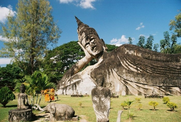 Lào nổi tiếng với những ngọn núi đẹp, đền thờ và tu viện Phật giáo, quán cà phê và quán bar nổi trên sông. Bạn có thể sống tốt ở đây chỉ với 9-20 USD mỗi ngày.