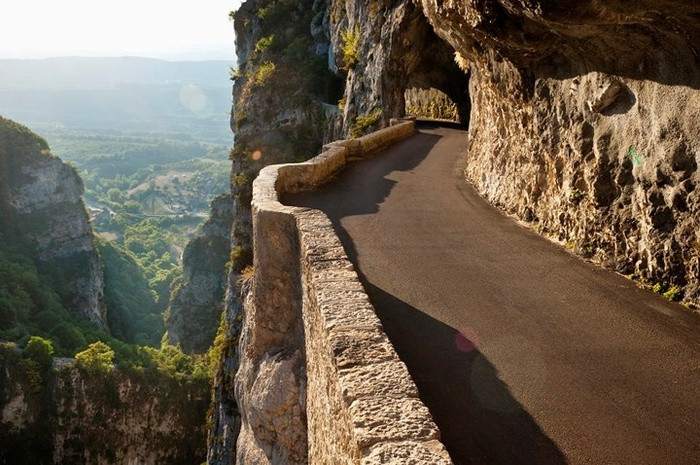 Một con đường hẹp xuyên qua dãy núi Vercors Massif, Pháp.