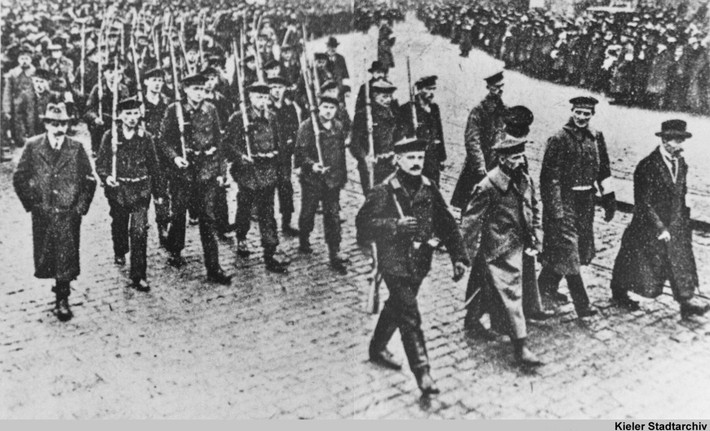 Vào tháng 11/1918, cuộc cách mạng Tháng 11 bùng nổ ở Đức. Đây là một cuộc xung đột dân sự ở đế quốc Đức vào cuối Chiến tranh thế giới thứ nhất dẫn đến sự thay thế chính phủ Hoàng gia của Đức bằng một nước cộng hòa vào năm 1919. Ảnh: Funnyjunk.