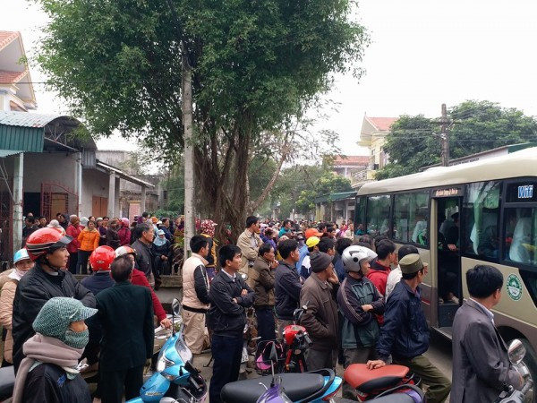 Chiều 29/12, rất đông người dân làng xóm kéo đến trước ngôi nhà 2 tầng - nơi xảy ra vụ án chồng sát hại vợ cùng hai con gái ở xã Nga An, huyện Nga Sơn, tỉnh Thanh Hóa. Đối với những người dân ở làng quê nghèo này, có lẽ đây là chuyện tang thương nhất từ trước đến nay mà họ từng chứng kiến. Ai cũng bất ngờ vì người ra tay sát hại cả vợ và con vốn hiền lành có tiếng ở quê.