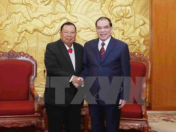 Tổng Bí thư, Chủ tịch nước Lào Bounnhang Vorachith tới thăm nguyên Tổng Bí thư Ban Chấp hành Trung ương Đảng Cộng sản Việt Nam Nông Đức Mạnh. (Ảnh: TTXVN).