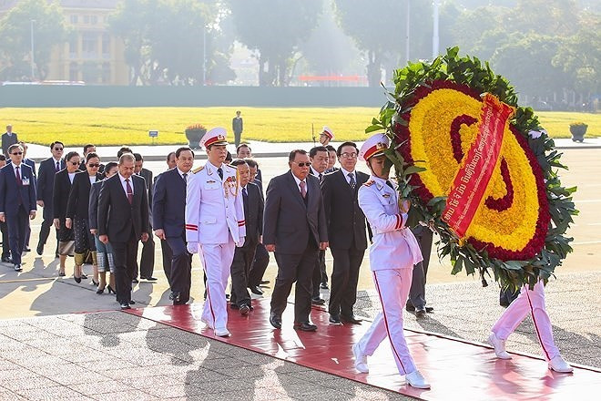 Trong khuôn khổ chuyến thăm hữu nghị chính thức Việt Nam, sáng 20/12, Tổng Bí thư, Chủ tịch nước Lào Bounnhang Vorachith cùng Đoàn đại biểu cấp cao Đảng và Nhà nước Lào đã đến đặt vòng hoa tại Đài tưởng niệm các Anh hùng Liệt sỹ, đặt vòng hoa và vào Lăng viếng Chủ tịch Hồ Chí Minh. (Ảnh: CAND)