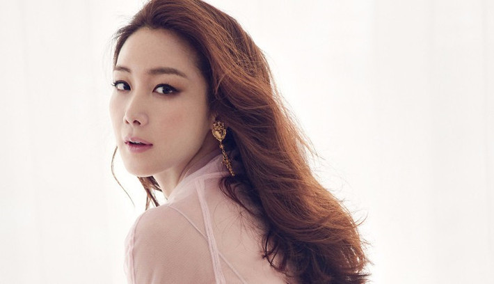 Ngoài ra, diễn viên đình đám thập niên 1990 Choi Ji Woo cũng là "gà" nhà YG. Nữ diễn viên của Bản tình ca mùa đông đầu quân về công ty này để phát triển sự nghiệp diễn xuất sau thời gian dài sụt giảm danh tiếng.