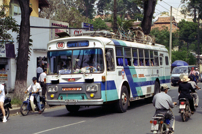 Một chiếc xe Hino biển số 53N-03-54, chạy tuyến 68, 1996. Trên nóc xe chở theo nhiều xe đạp.