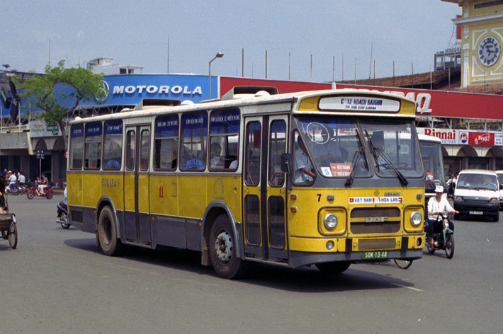 Xe DAF MB200 biển sổ 50K-13-48 của Công ty Xe khách Sài Gòn, đang chạy qua chợ Bến Thành, 1996. DAF là thương hiệu xe đến từ Eindhoven, Hà Lan.