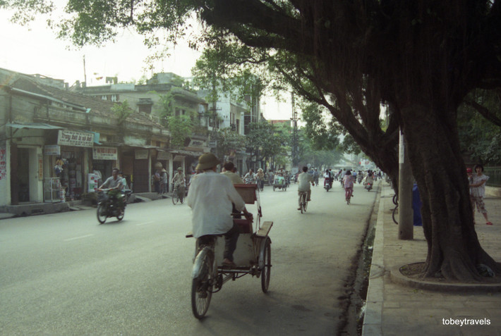 Xích lô trên phố Quốc Tử Giám. Ngày nay phương tiện này chỉ còn được hoạt động ở khu vực bở hồ Gươm và phố cổ Hà Nội.