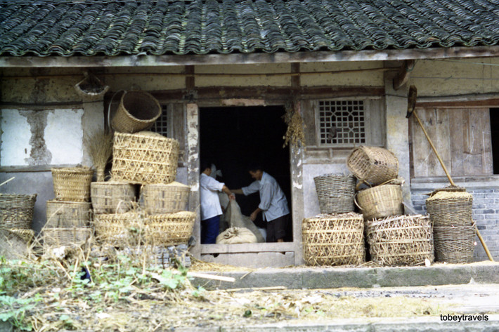 Bên ngoài nhà kho của một hộ nông dân.