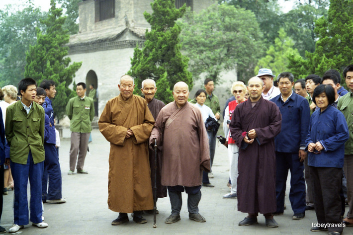 Các nhà sư và du khách ở chùa Đại Nhạn.
