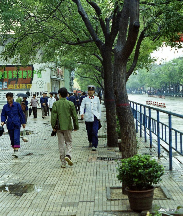 Trên vỉa hè con phố chính của thành phố Tây An.
