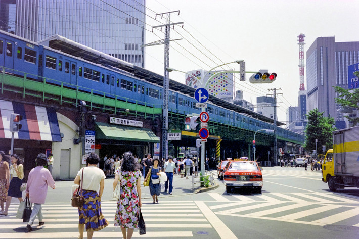 Bên ngoài ga Yurakucho.