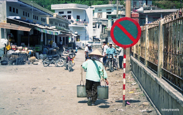 Khung cảnh đường phố bên ngoài chợ Cát Bà, thị trấn Cát Bà năm 1996. Ảnh: Tobeytravels Flickr.