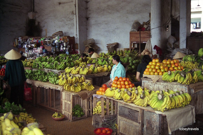 Các quầy bán hoa quả bên trong chợ Đà Lạt năm 1996. Ảnh: Tobeytravels Flickr.