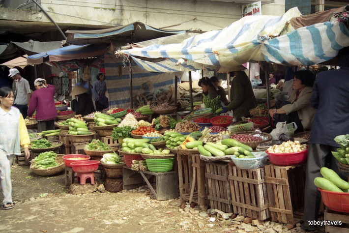 Các mặt hàng rau, củ, quả ở các quầy hàng bên hông chợ Đà Lạt.