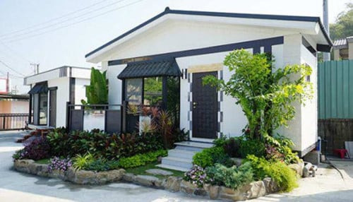 Xét về phong thủy thì cây xanh trước nhà còn giúp mang đến nhiều tài lộc, may mắn cho gia đình. Khi cây xanh phát triển tươi tốt chứng tỏ vận khí trong nhà bạn tốt, sắp tới gia chủ thăng quan phát tài làm việc gì cũng vô cùng thuận lợi. Ngược lai, khi cây xanh đột nhiên héo úa đó là điềm báo xui xẻo cần hết sức thận trọng.