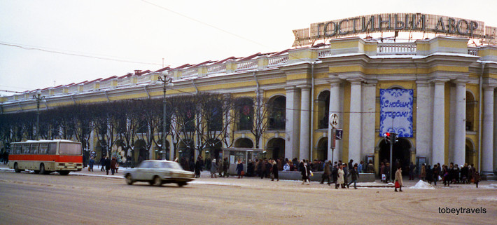 Bên ngoài bách hóa tổng hợp Leningrad. Trên cổng chính tòa nhà có dòng chữ "Chúc mừng năm mới". Ảnh chụp ngày 18/12/1986.