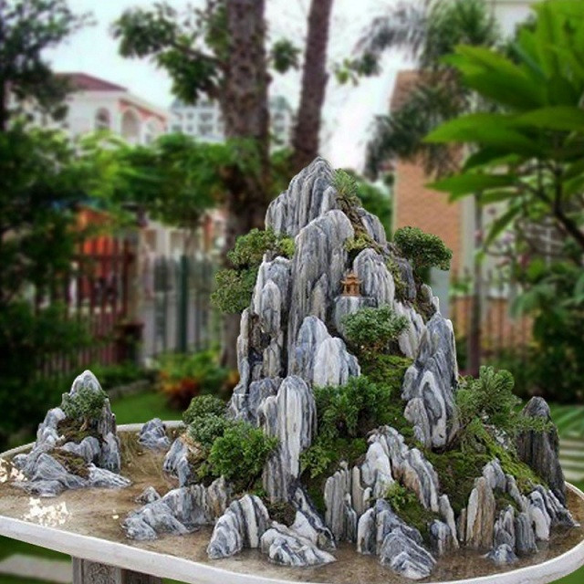 Hòn non bộ luôn xanh tươi. Theo các chuyên gia phong thủy, nước tượng trưng cho tiền tài. Chính vì vậy, khi bạn thiết kế nguồn nước, hòn non bộ chảy trước cửa nhà sẽ giúp kích thích sự thịnh vượng cho ngôi nhà.