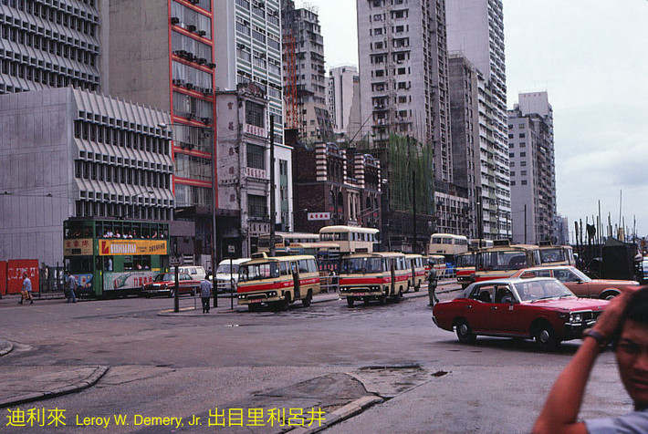 Trên phố Connaught, đoạn gần phố Cleverly.