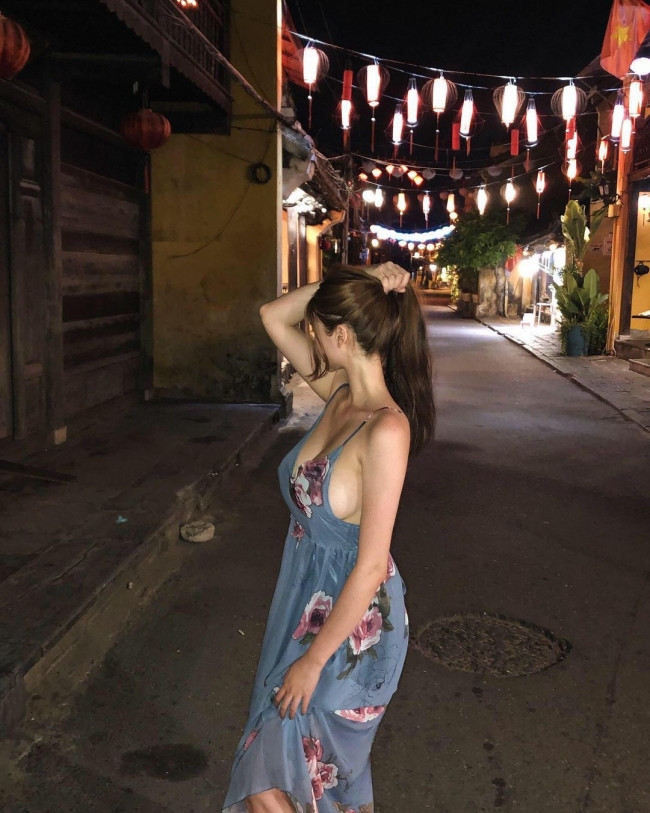 Baek Si Young là người đẹp mạng xã hội Hàn Quốc nổi tiếng với vóc dáng siêu tưởng. Từng có thời gian có được biết đến với tư cách người mẫu. Với cư dân mạng Việt Nam cô được chú ý nhờ shoot hình chụp tại Hội An vào buổi tối. Hiện tại, người đẹp không sinh sống tại Hàn Quốc mà đã chuyển đến sống ở Anh.