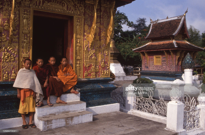 Các chú tiểu ở chùa Wat Xieng Thong, Luang Prabang.