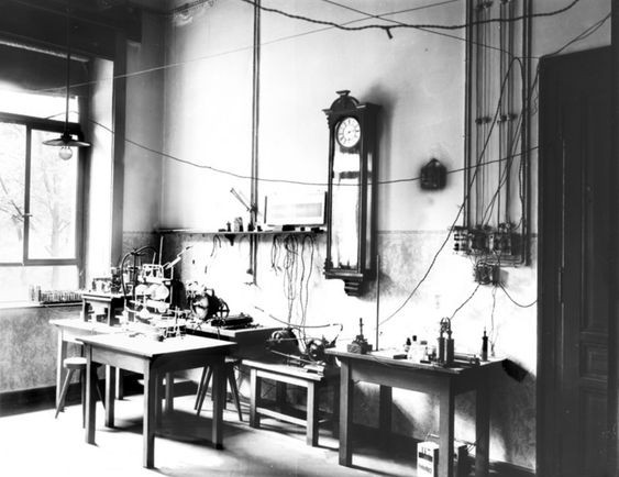 Phát hiện của Rontgen xảy đến rất tình cờ ở phòng thí nghiệm Wurzburg. Khi đó, ông đang kiểm tra xem liệu tia cathode (tia âm cực) có thể đi xuyên qua kính hay không.