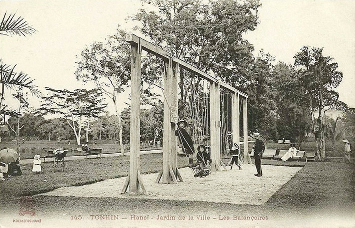 Trẻ em chơi đu trong Vườn Bách Thảo.
