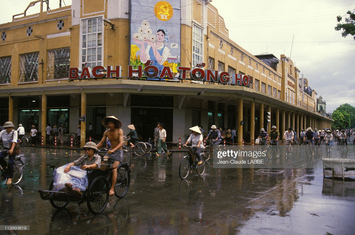Cửa hàng Bách hóa tổng hợp ở góc Tràng Tiền - Hàng Bài, nay là TTTM Tràng Tiền Plaza.