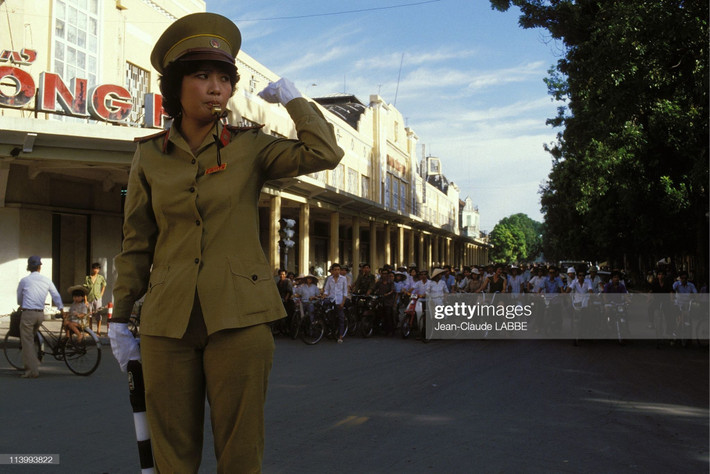 Nữ chiến sĩ cảnh sát giao thông làm nhiệm vụ tại ngã tư Tràng Tiền - Đinh Tiên Hoàng, khu vực bờ hồ Hoàn Kiếm, Hà Nội năm 1994. Ảnh: Jean-Claude Labbe/ Getty Images.