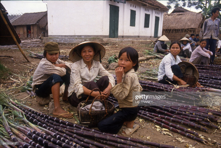 Người phụ nữ bán mía ở chợ quê.