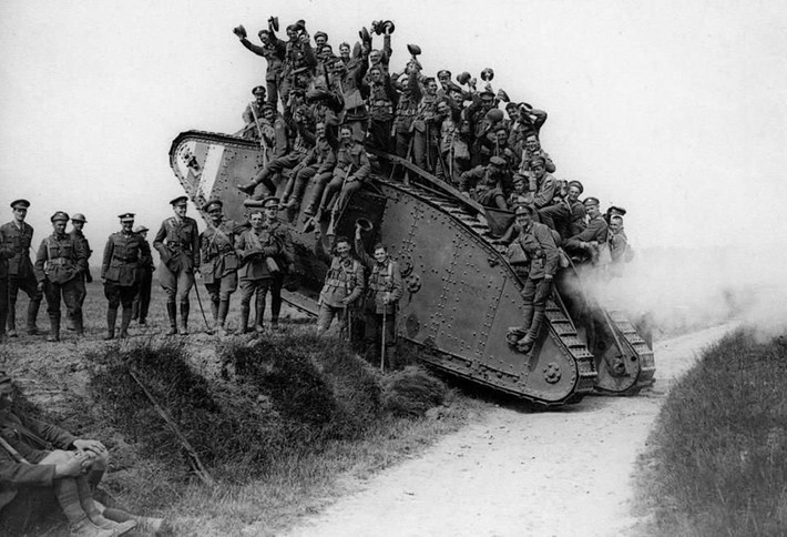 Vào ngày 20/11/1917, quân Anh tiến hành một cuộc tấn công bất ngờ vào các phòng tuyến của Đức gần Cambrai, Pháp. Đây là trận đánh đầu tiên mà xe tăng thể hiện được sức mạnh trong lịch sử quân sự thế giới.