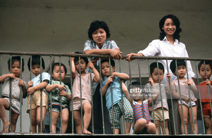 Hai cô giáo và các trẻ em mầm non tại một nhà trẻ mẫu giáo ở Vinh.