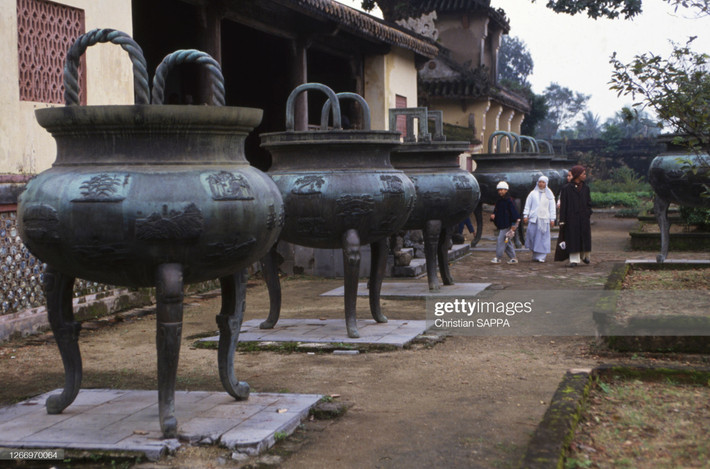 Cửu Đỉnh ở Hoàng thành Huế, Việt Nam đầu thập niên 1990. Ảnh: Christian Sappa/ Getty.