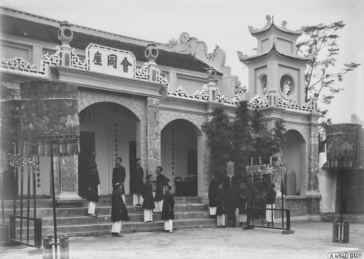 Các hương chức làng Niêm Hạ.