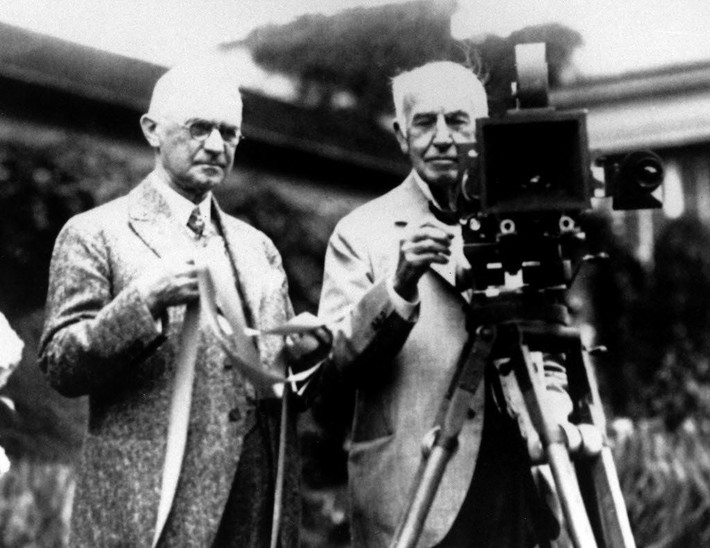 Năm 1909, Edison và Biograph hợp tác với các nhà làm phim khác để thành lập Công ty Motion Pictures Patents, một tổ chức chuyên bảo vệ các bằng sáng chế và ngăn cản những chủ thể khác tham gia vào ngành công nghiệp điện ảnh.