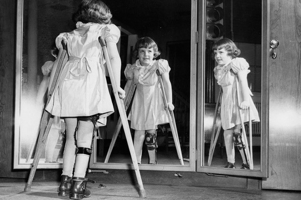 Bệnh bại liệt là một bệnh nhiễm virus cấp tính lây truyền theo đường tiêu hóa do virus Polio gây nên, khiến trẻ nhỏ bị sốt không rõ nguyên nhân, sau đó đột ngột không thở được, liệt không đồng đều, rồi tử vong. Những trẻ may mắn sống sót để lại di chứng tàn tật suốt đời.