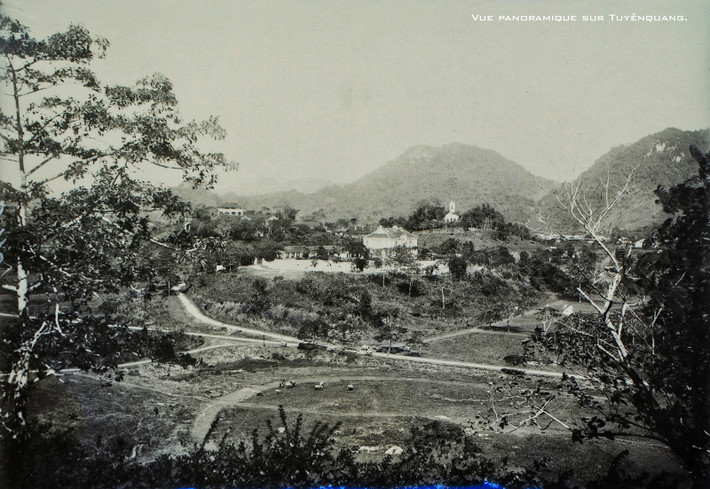 Khung cảnh ở tỉnh lỵ Tuyên Quang thập niên 1920, nay là thành phố Tuyên Quang.
