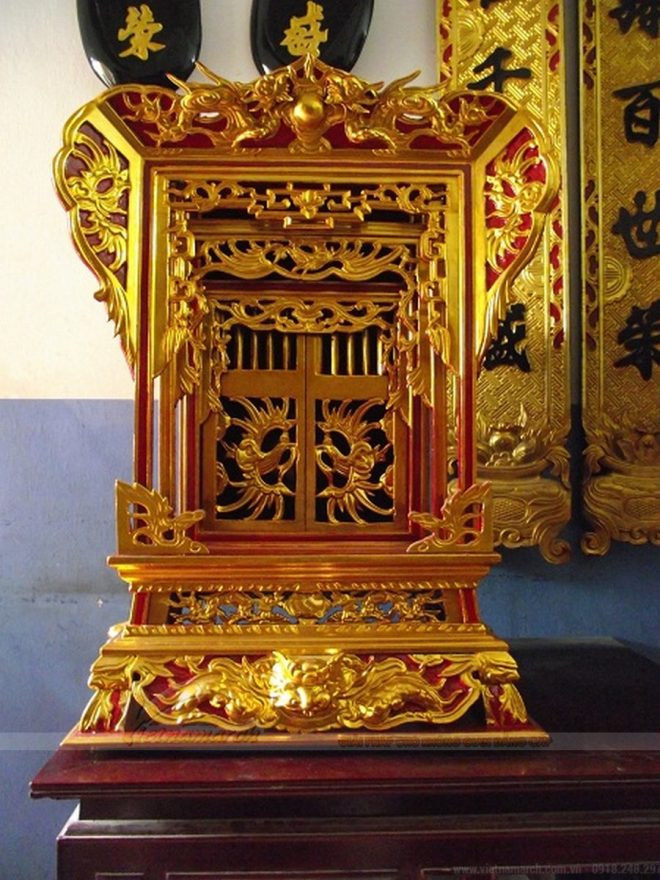 Bài vị là một cái thẻ làm bằng giấy, gỗ hoặc đồng, có đế để đặt thẳng đứng. Mặt bài vị đề tên, ngày tháng năm sinh, năm mất của người đã khuất, gọi là thần chủ. Những gia đình có điều kiện thường đặt bài vị trong khám thờ, hoặc ngai thờ.