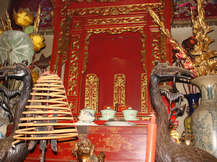 Ngày nay, do những biển đổi về văn hóa (sự phổ biến của máy ảnh và việc chụp ảnh) mà nhiều gia đình đã thay bài vị bằng di ảnh thờ. Nhưng bài vị vẫn hiện diện phổ biến ở các nhà thờ họ hoặc trong các đình, đền, chùa...