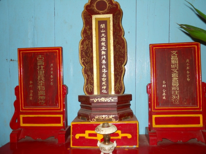 Việc đặt bài vị bắt nguồn từ quan niệm người xưa, theo đó bàn thờ gia tiên là nơi linh thiêng nhất của ngôi nhà, được xem là "chốn về ngự" của gia tiên, thần linh. Bài vị chính là nơi "trú ngụ" của linh hồn người đã khuất khi họ về trần gian thăm con cháu.