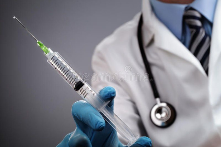 Trong suy nghĩ của nhiều người, tên tuổi Louis Pasteur gắn với sáng chế vắc xin vì ông rất nổi tiếng với việc tìm ra vi khuẩn, cơ chế của sự nhiễm trùng và phát triển vắc xin phòng bệnh dại. Nhưng cha đẻ của vắc xin lại không phải ông mà là một người khác.
