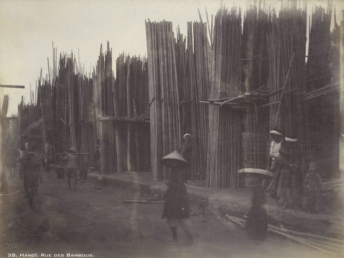 Những bó tre khổng lồ được tập kết ở phố Hàng Tre (rue des Bambous).