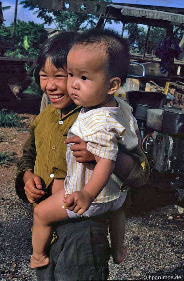 Hai chị em bên đường quốc lộ.