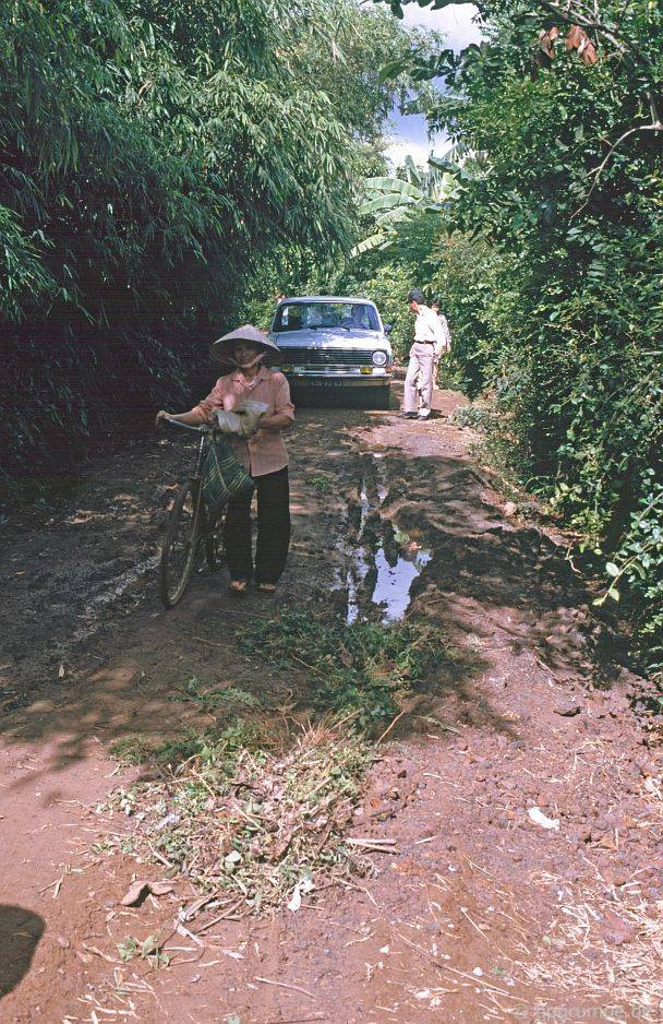 Trên con đường đất dẫn đến địa đạo Vịnh Mốc.